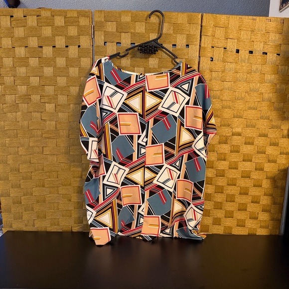 Geometric Patterned Women's Blouse - Picture 3 of 4